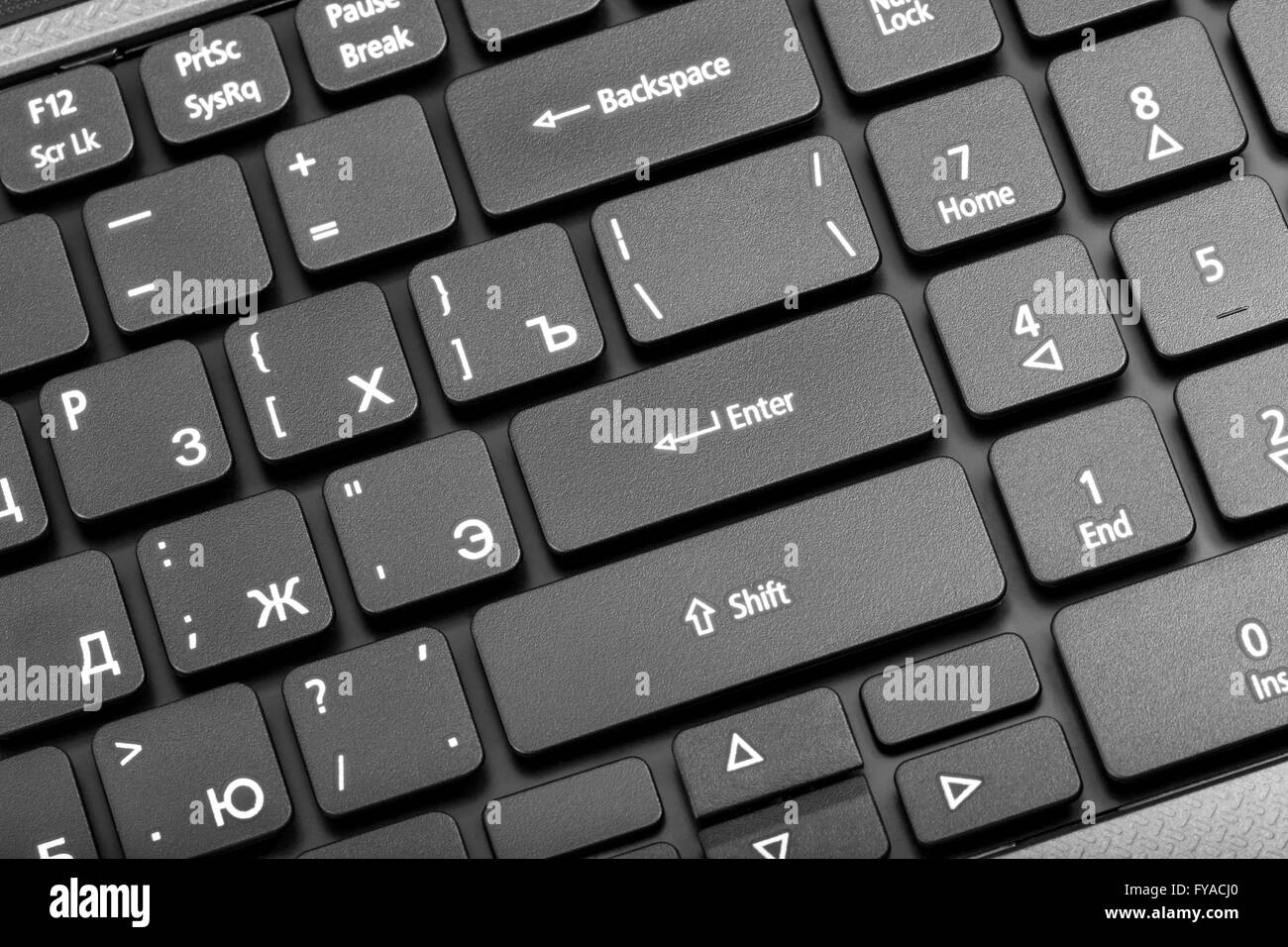Elektronische Sammlung - close-up Laptop-Tastatur mit russischen Buchstaben und Schlüssel eingeben Stockfoto