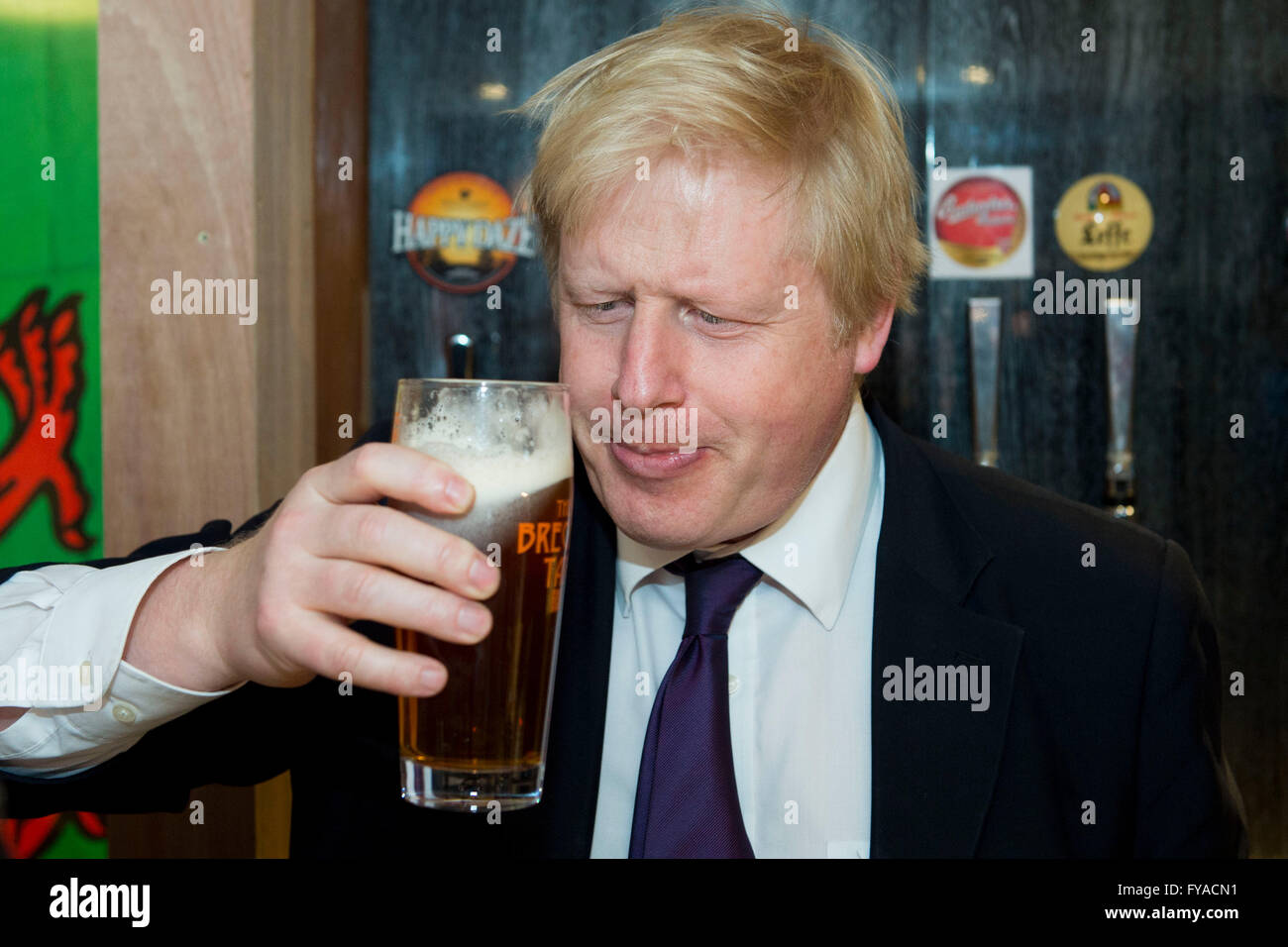 Boris Johnson Außenministerin und MP holding einen Pint Bier in einem Pub. Stockfoto