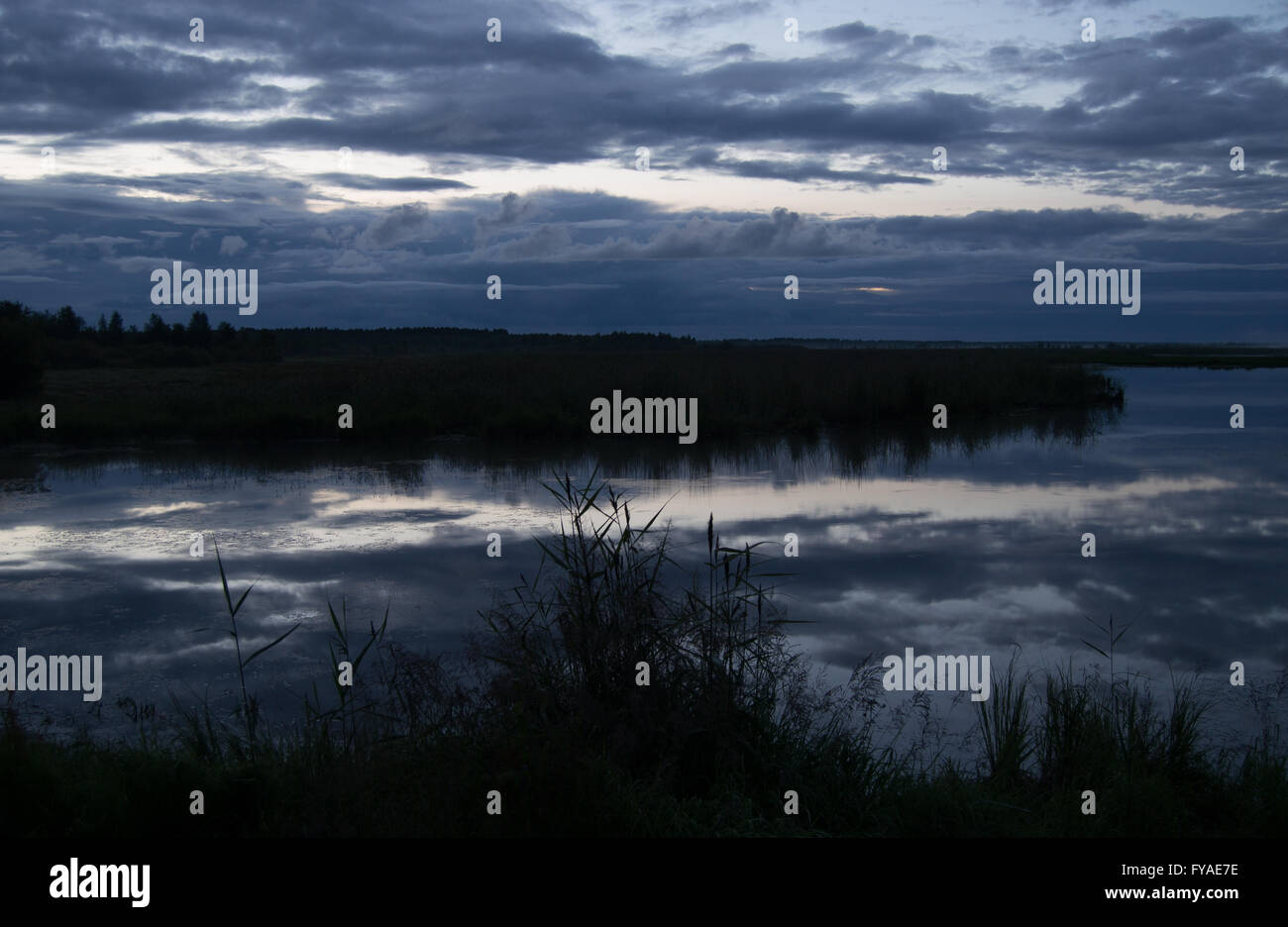 Ruhige See in einer hellen Sommernacht im Norden von Finnland Stockfoto