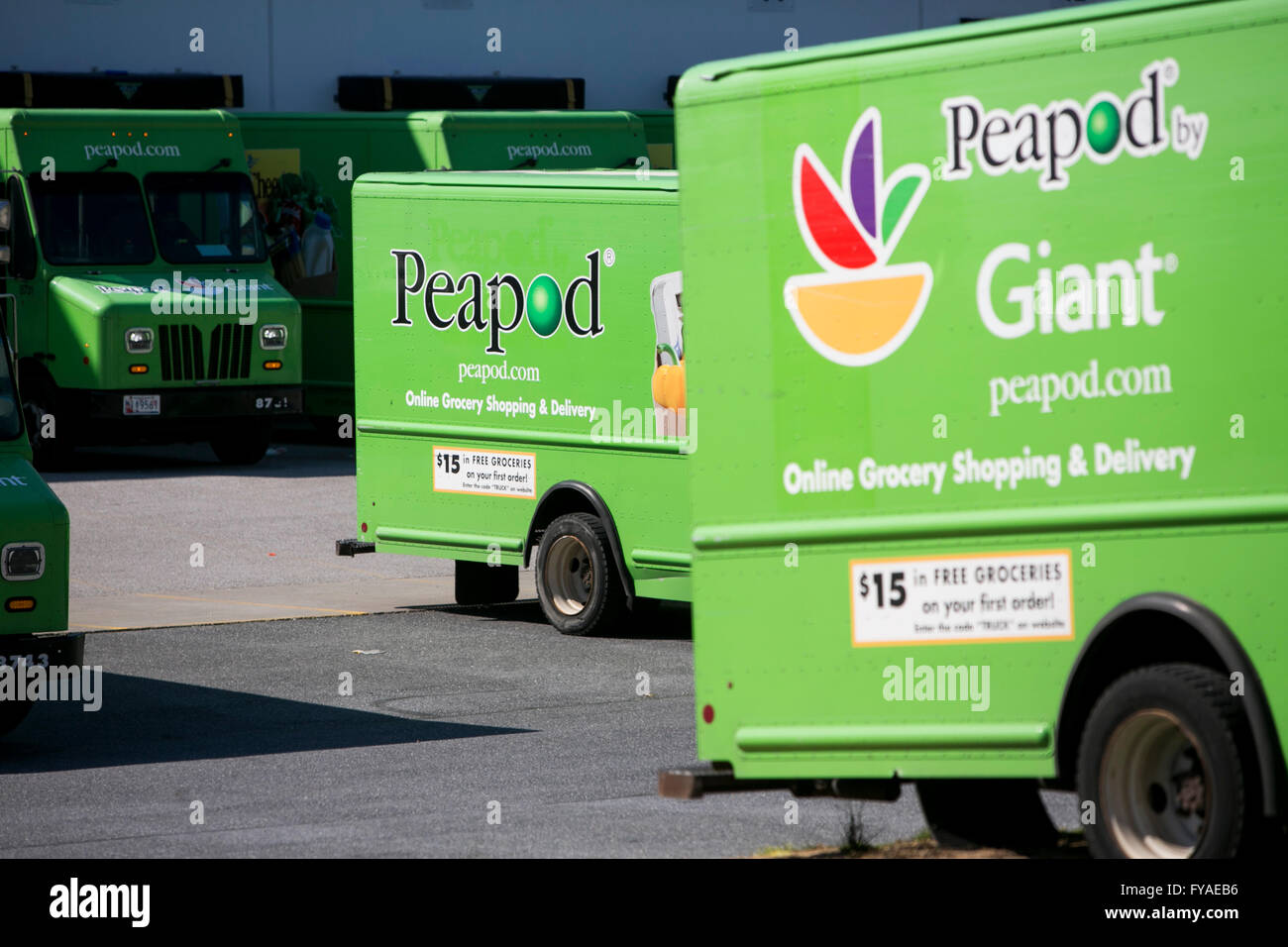 Lieferung Transporter mit Peapod Logos außerhalb ein Auslieferungslager in Hannover, Maryland am 10. April 2016. Stockfoto