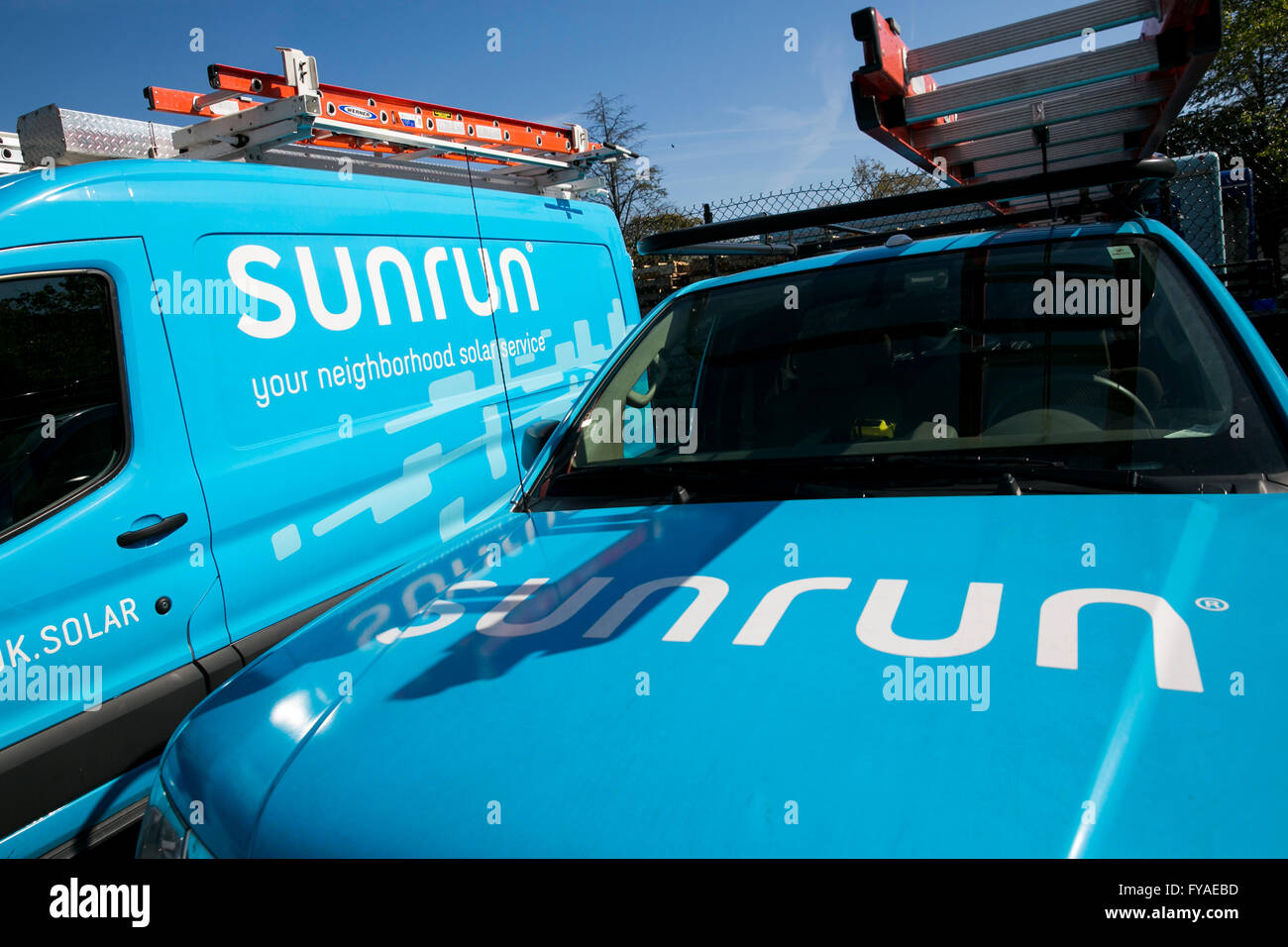 Vans mit Logos von der solar-Anbieter Sunrun Inc. in Linthicum Heights, Maryland am 10. April 2016 zu arbeiten. Stockfoto