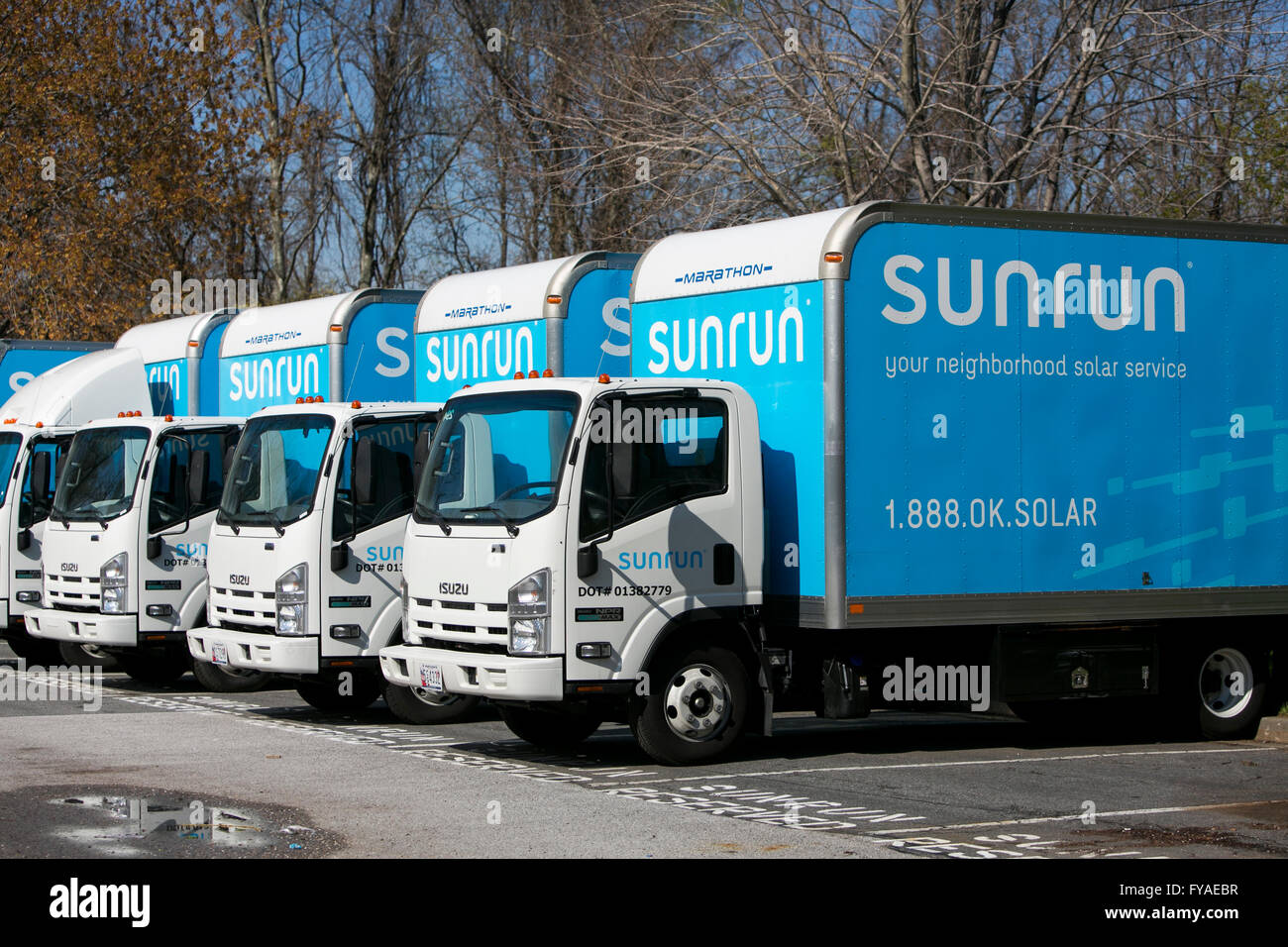 Vans mit Logos von der solar-Anbieter Sunrun Inc. in Linthicum Heights, Maryland am 10. April 2016 zu arbeiten. Stockfoto