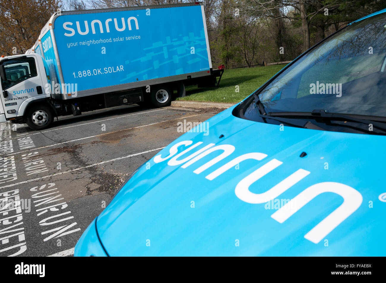 Vans mit Logos von der solar-Anbieter Sunrun Inc. in Linthicum Heights, Maryland am 10. April 2016 zu arbeiten. Stockfoto