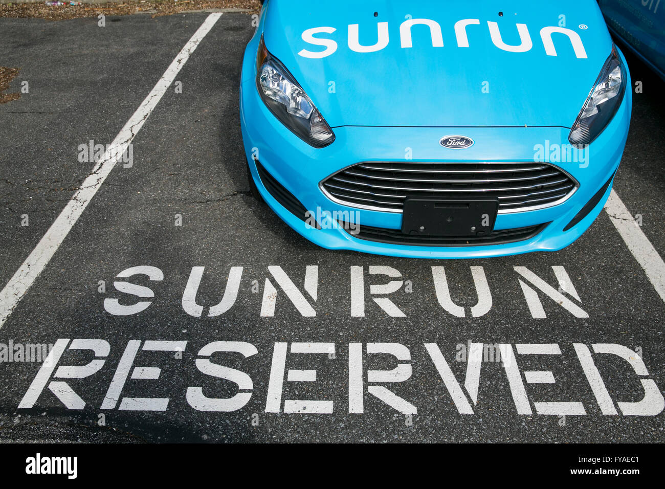 Vans mit Logos von der solar-Anbieter Sunrun Inc. in Linthicum Heights, Maryland am 10. April 2016 zu arbeiten. Stockfoto