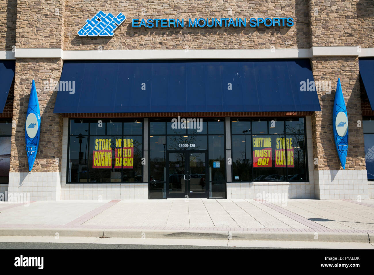 Ein Logo Zeichen außerhalb von einem östlichen Bergsport-Store in Dulles, Virginia am 16. April 2016. Stockfoto