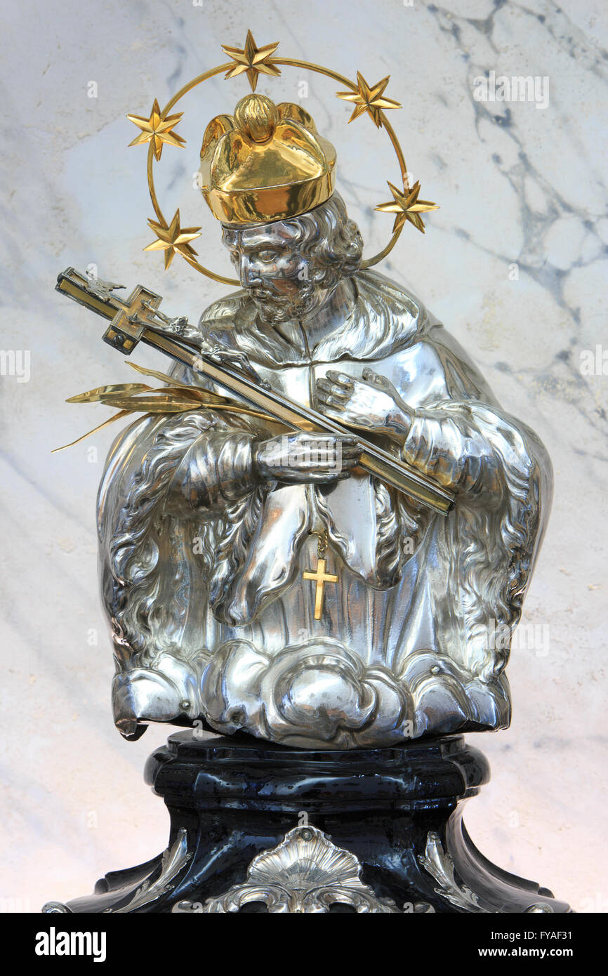 Statue des Johannes von Nepomuk (1345-1393) an der Liebfrauenkirche in Brügge, Belgien Stockfoto