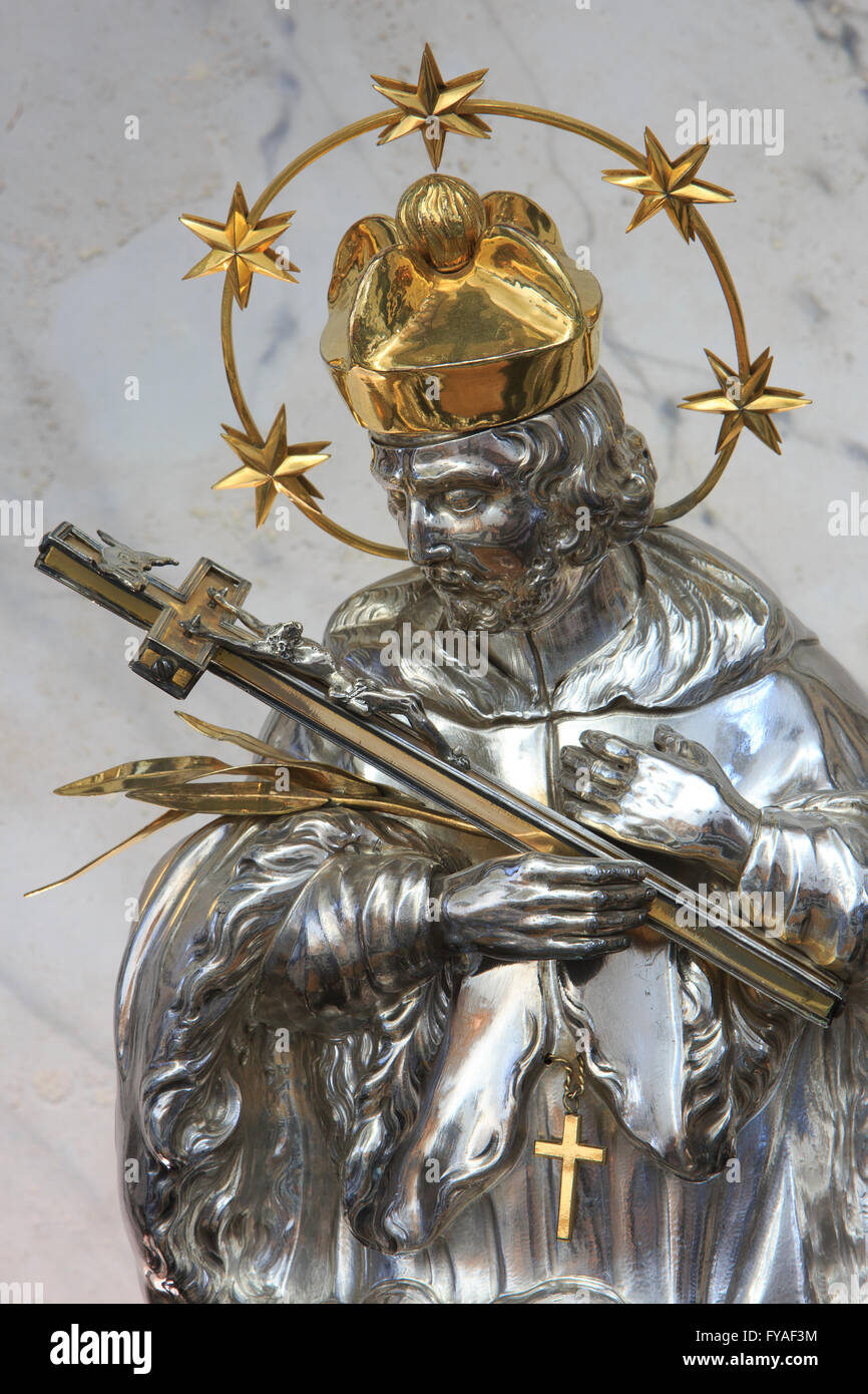 Statue des Johannes von Nepomuk (1345-1393) an der Liebfrauenkirche in Brügge, Belgien Stockfoto