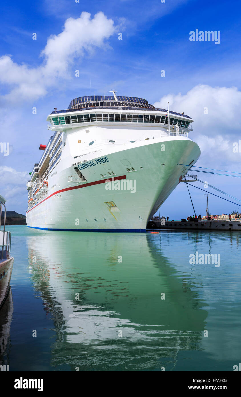 Kreuzfahrtschiff vor "Carnival Pride" in St. Johns tiefen Wasser Hafen, Hauptstadt, im Norden von Antigua und Barbuda Anker Stockfoto