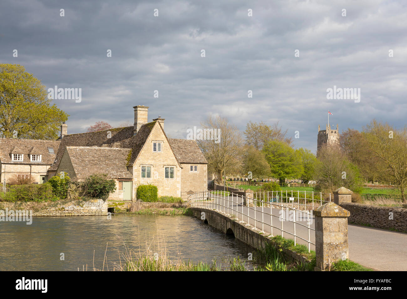 Fairford Mill und der Fluss Coln in kleinen Cotswold Stadt Fairford, Gloucestershire, England, Großbritannien Stockfoto