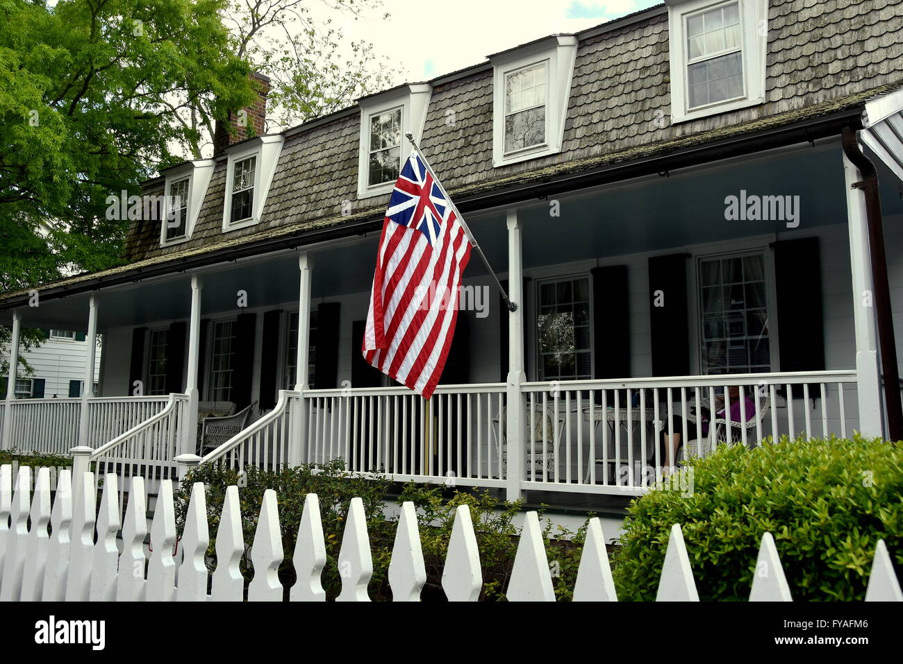 New Bern, North Carolina: 1760 Hawk Kolonialhaus mit Gambreldach und britisch-amerikanische Flagge in der Altstadt Stockfoto