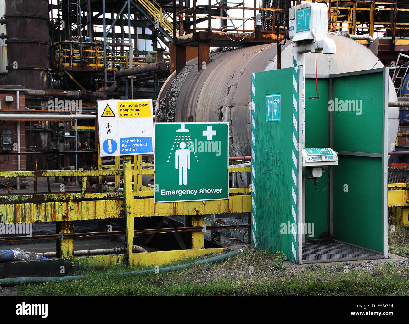 Arbeitsschutz-Dusche auf chemische Fabrik. Stockfoto