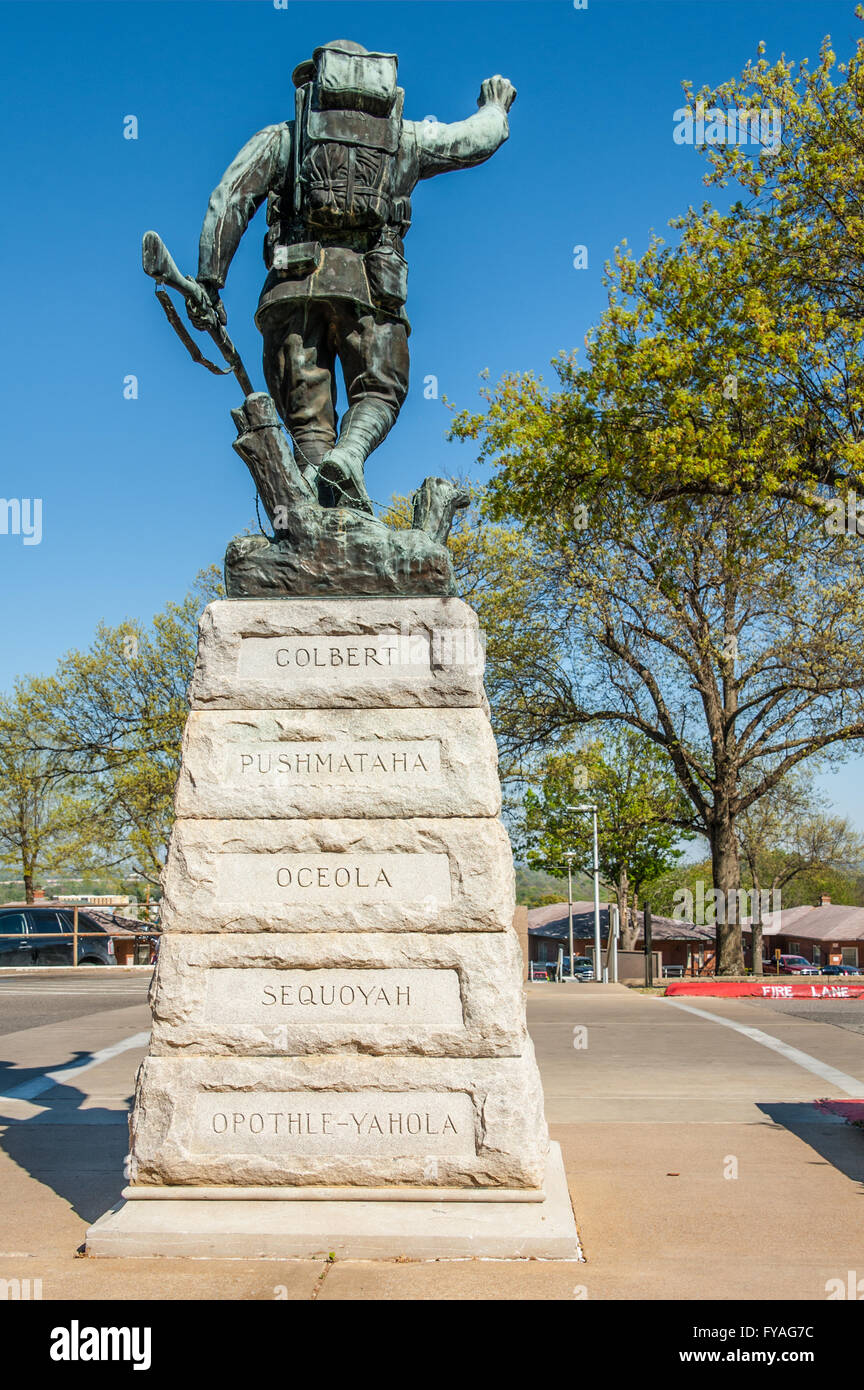 Bronzestatue „Spirit of the American Doughboy“ in Muskogee, OK zu Ehren von Veteranen des Ersten Weltkriegs aus den fünf zivilisierten Stämmen. (USA) Stockfoto