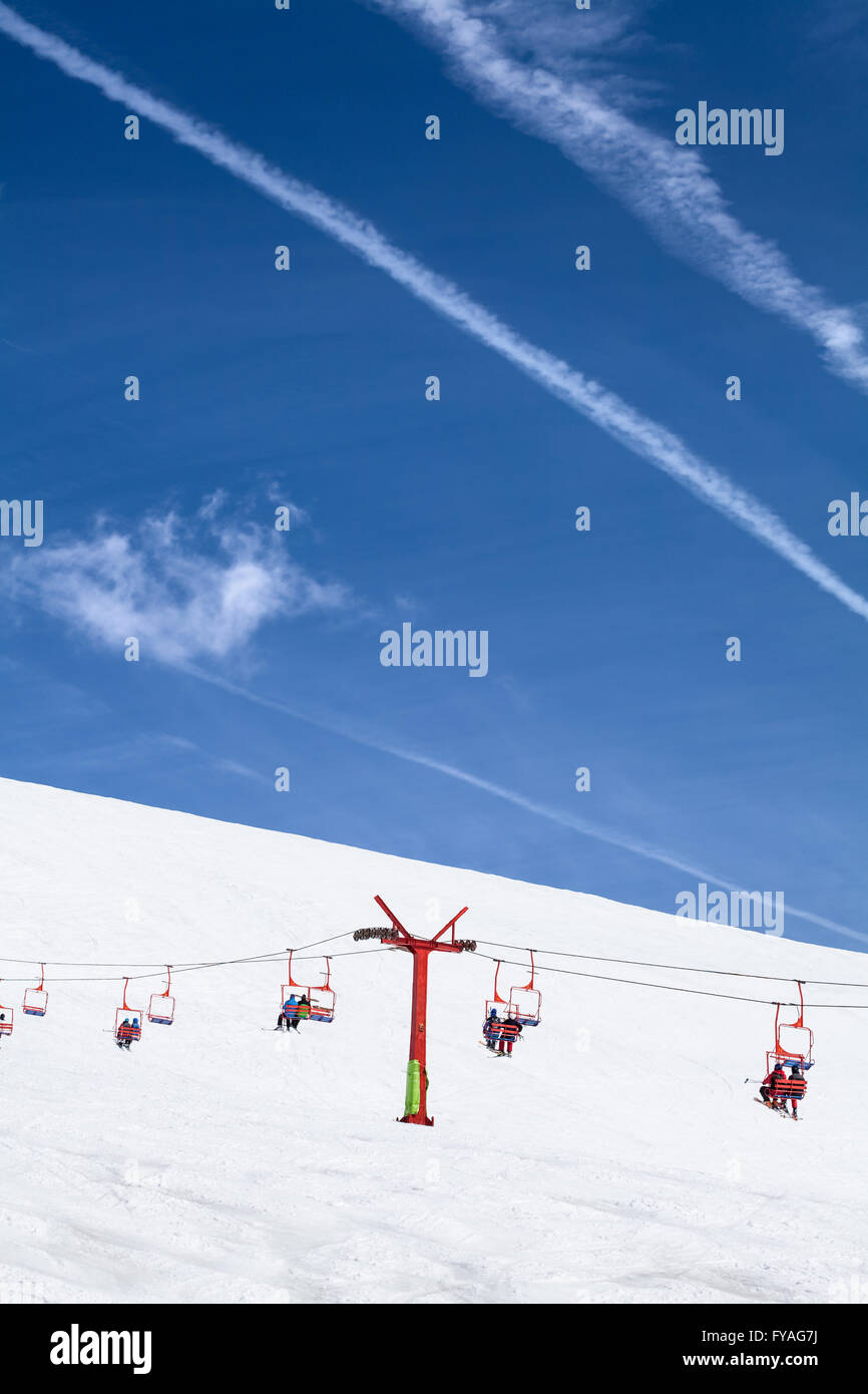 Skifahrer eine Pause und hinauf auf den Gipfel der Ski-Piste mit roten Skiliften in der rumänischen Bergen Stockfoto