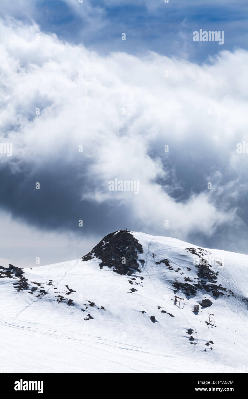 Schnee auf der Skipiste in den Bergen im Winter an einem bewölkten Tag Stockfoto