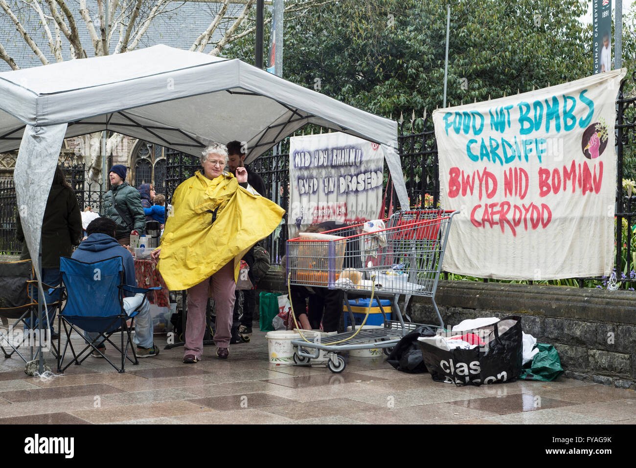 Food Not Bombs trotzt den Regen in Cardiff zentrale Stockfoto