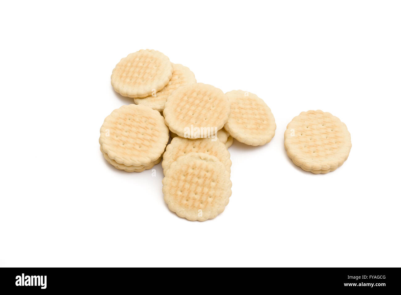 Runde leckere Cookies liegen gehäuft auf weißem Hintergrund Stockfoto