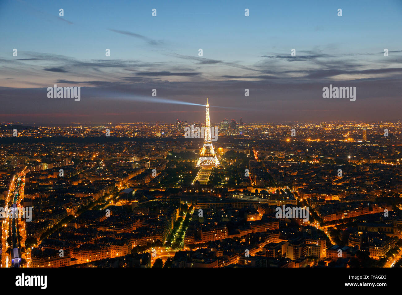 Abends Blick auf Paris und den Eiffelturm. Stockfoto