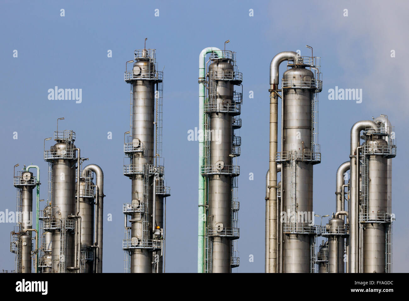 Rohrleitungen von einer Industrieanlage für Öl und Gas Raffinerie. Stockfoto