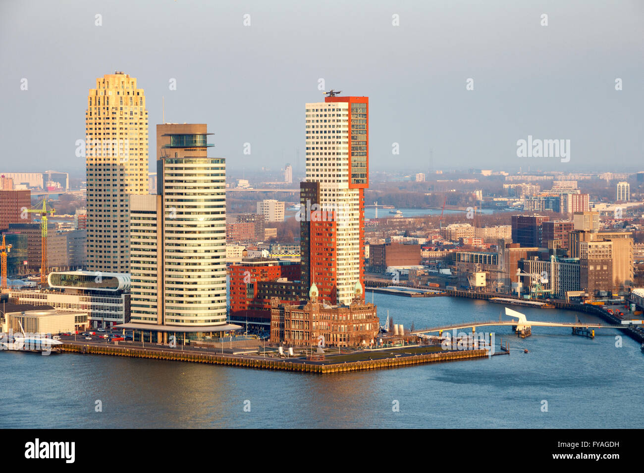 Blick auf die Skyline von Rotterdam auf der Wilhelminapier. Stockfoto