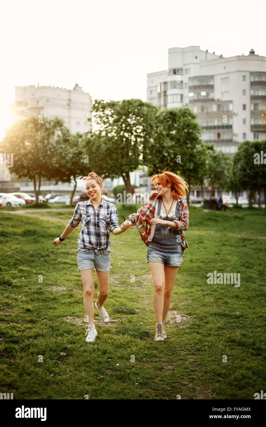 Gerne schöne junge beste Freunde Mädchen im Pin Up Stil Spaß beim Sonnenuntergang im Stadtpark. Freundschaft-Konzept. Stockfoto