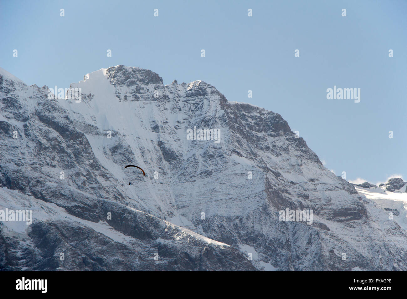 Eine alleinige Gleitschirm gesehen eine spektakuläre Bergkulisse Stockfoto