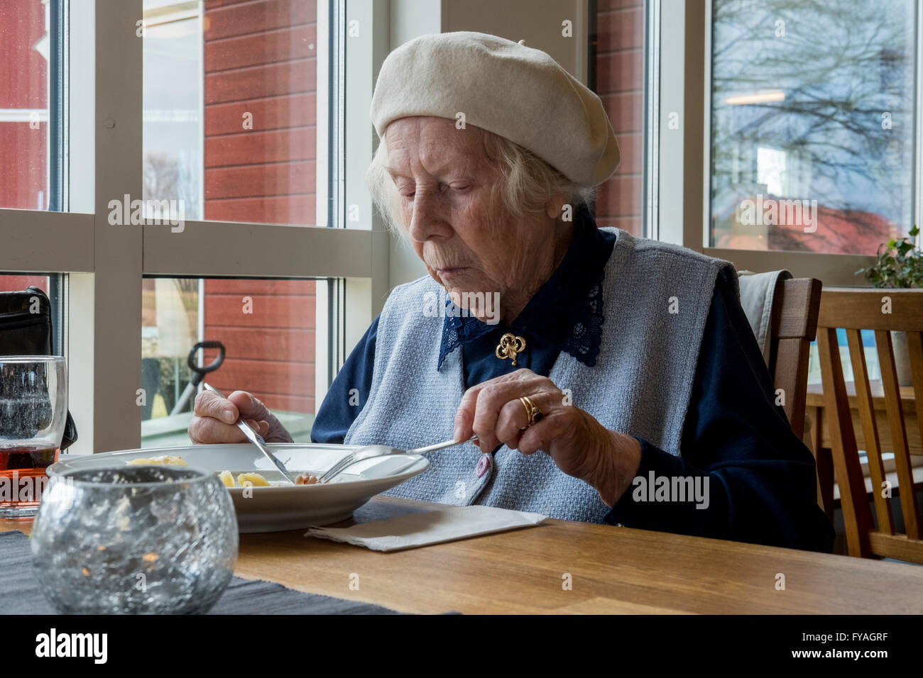 Ältere Frau beim Mittagessen. Stockfoto