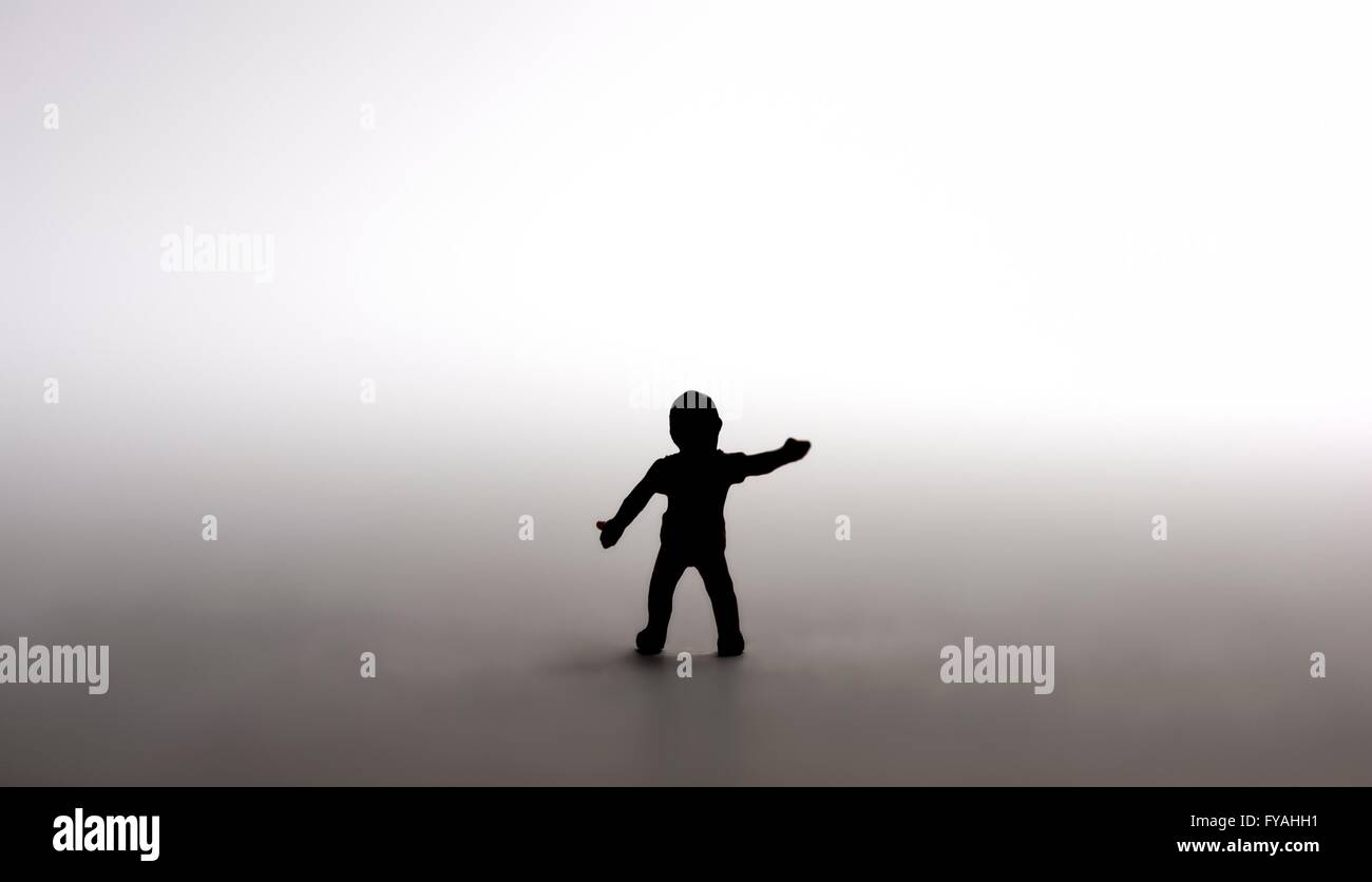 Eine junge Kind Kind Silhouette auszustrecken um Hilfe Stockfoto