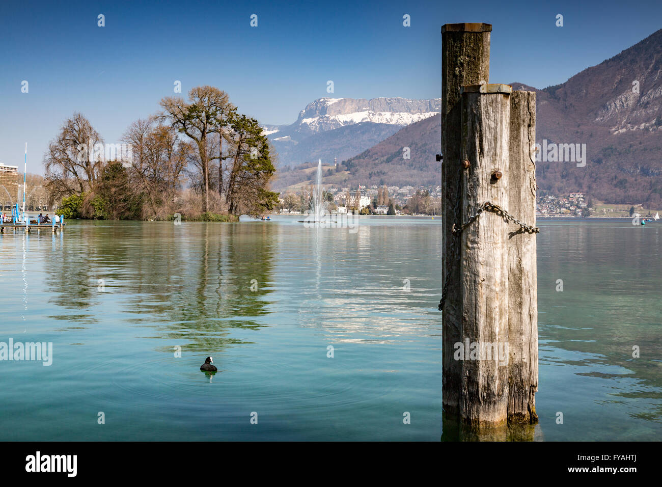 Blick auf den See von Annecy, Haute-Savoie, Frankreich. Alpine Landschaft mit Alpen im Hintergrund. Stockfoto