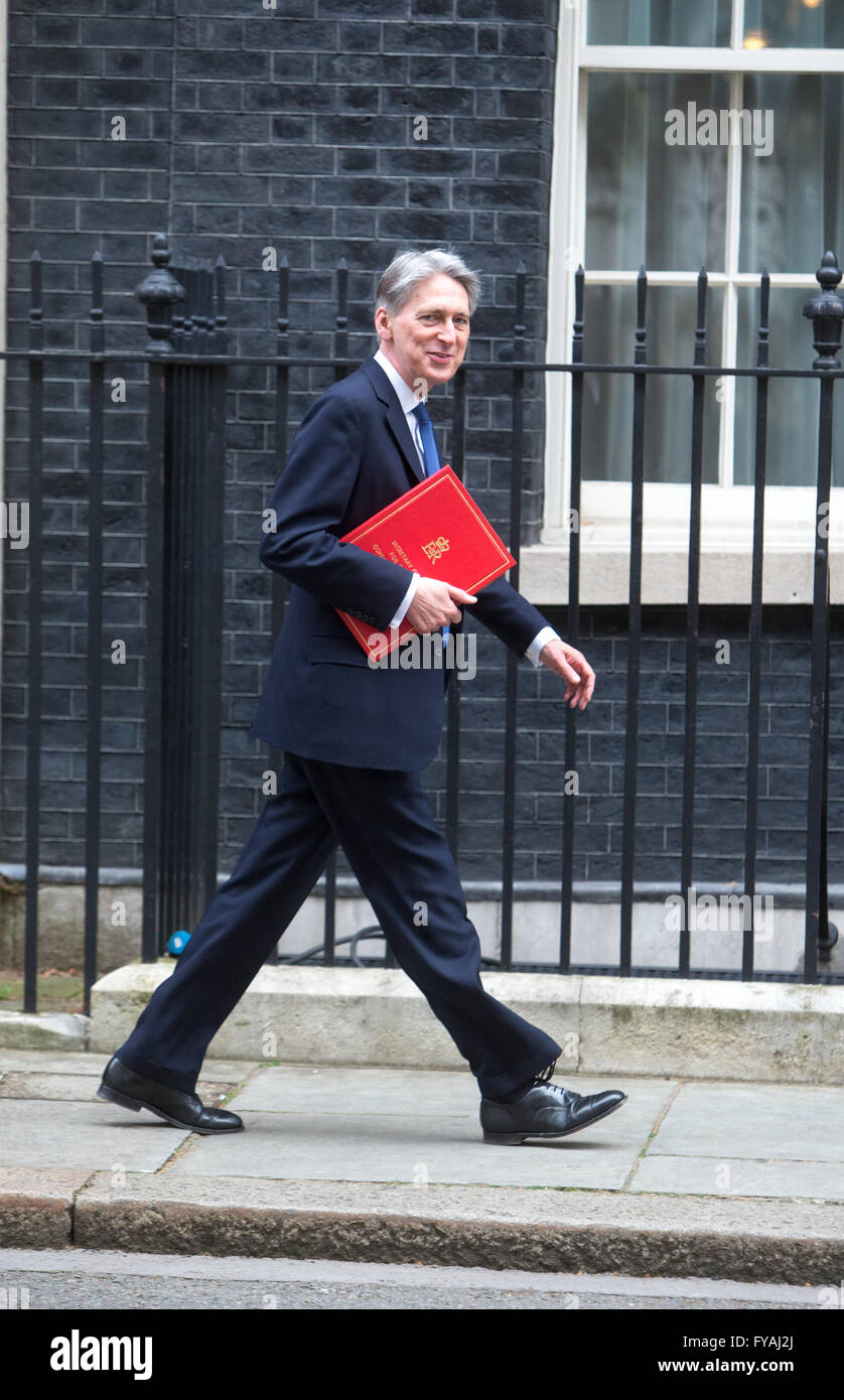 Philip Hammond, Staatssekretär für auswärtige und Commonwealth-Angelegenheiten, kommt in der Downing Street für eine Kabinettssitzung. Stockfoto