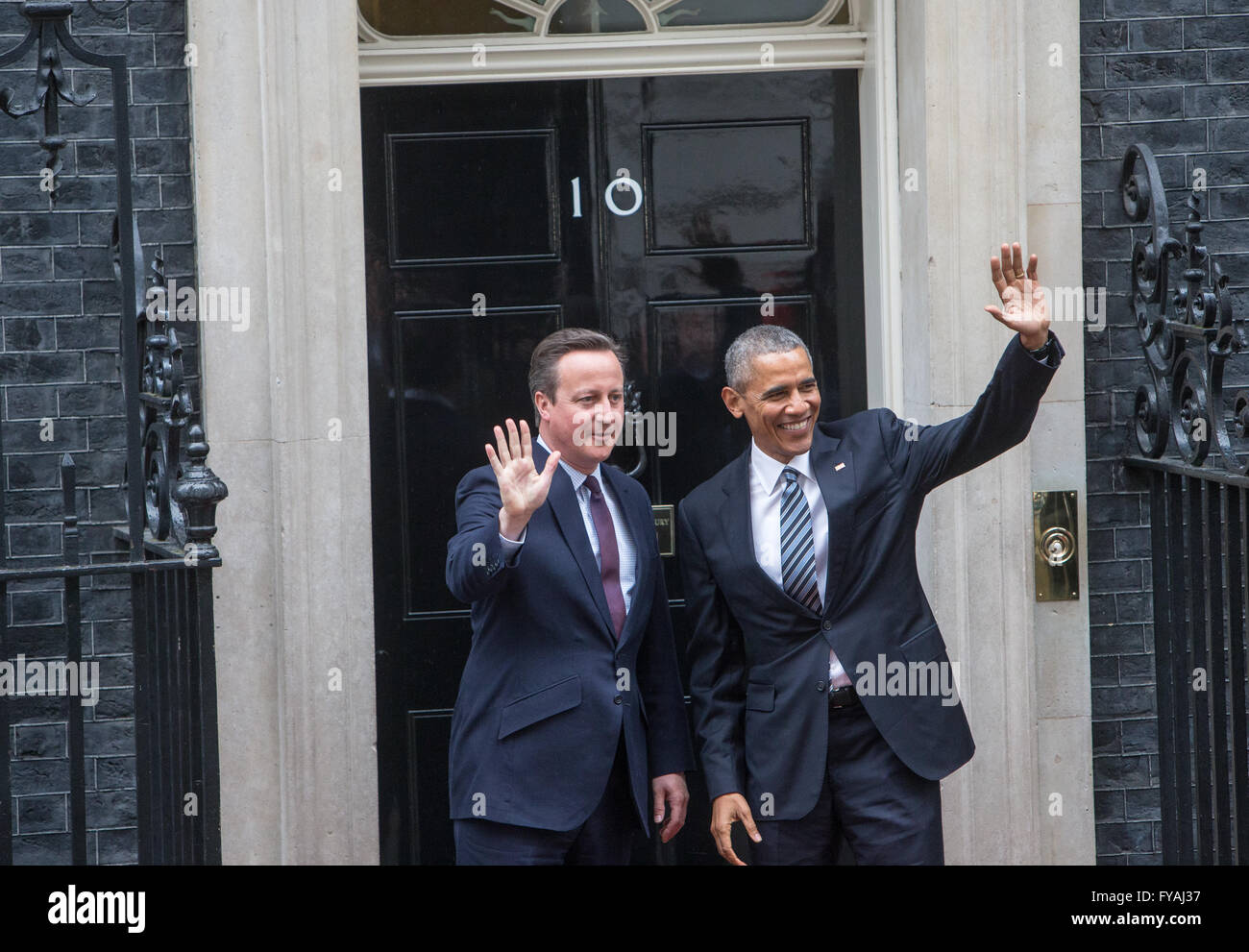 Präsident Obama kommt in 10 Downing Street für Gespräche mit Premierminister David Cameron, der ihn grüßt Stockfoto