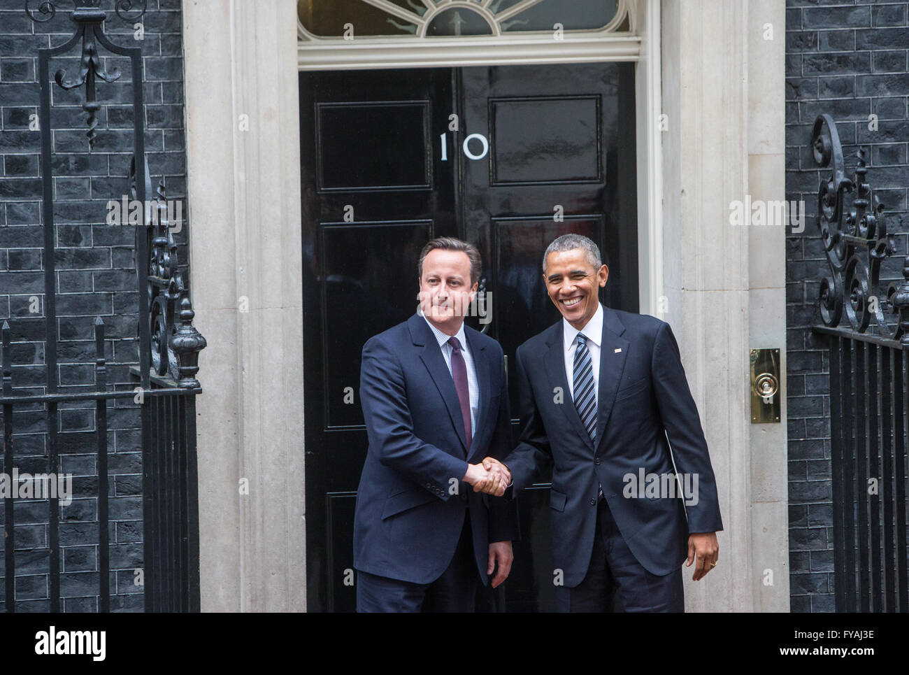 Präsident Obama kommt in 10 Downing Street für Gespräche mit Premierminister David Cameron, der ihn grüßt Stockfoto