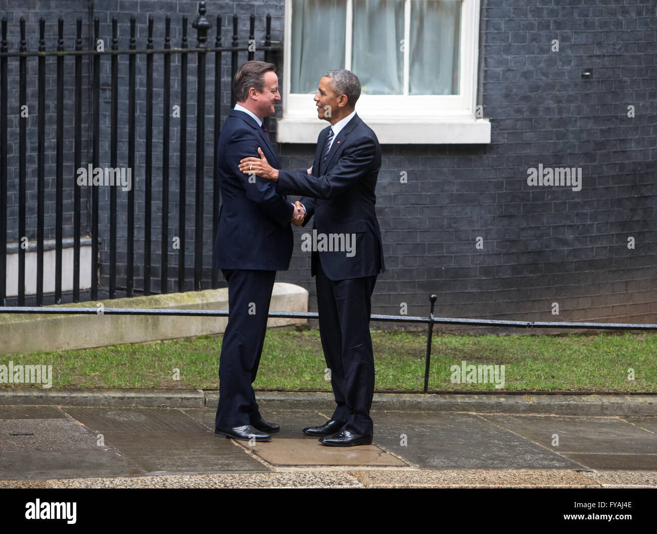 Präsident Obama kommt in 10 Downing Street für Gespräche mit Premierminister David Cameron, der ihn grüßt Stockfoto