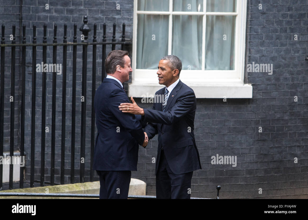 Präsident Obama kommt in 10 Downing Street für Gespräche mit Premierminister David Cameron, der ihn grüßt Stockfoto