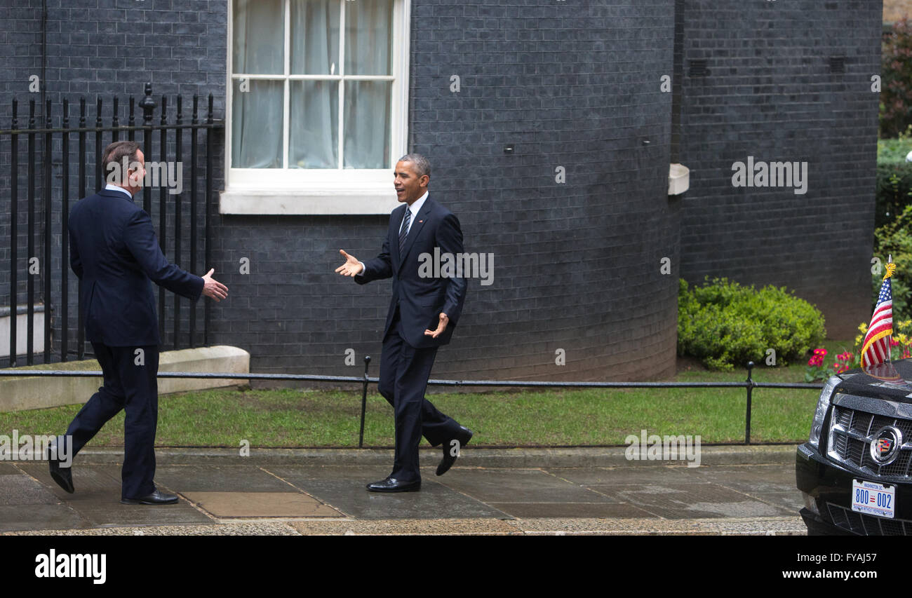 Präsident Obama kommt in 10 Downing Street für Gespräche mit Premierminister David Cameron, der ihn grüßt Stockfoto