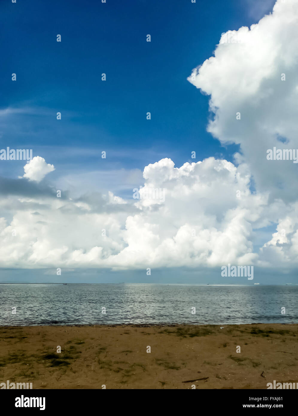 Weiße Wolke und den blauen Himmel und Meer-Sand-Strand Stockfoto Weiße Wolke und den blauen Himmel und Meer-Sand-Strand Stockfoto