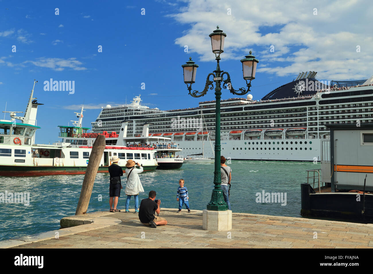 Kreuzfahrtschiff MSC Magnifica, IMO 9387085, in Venedig Stockfoto