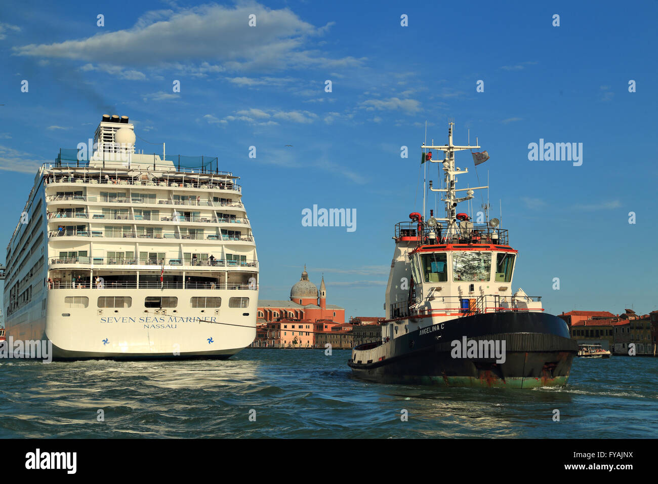 Luxus-Kreuzfahrtschiff Seven Seas Mariner, IMO 9210139, Venedig zu verlassen begleiten von Schlepper Angelina C Stockfoto