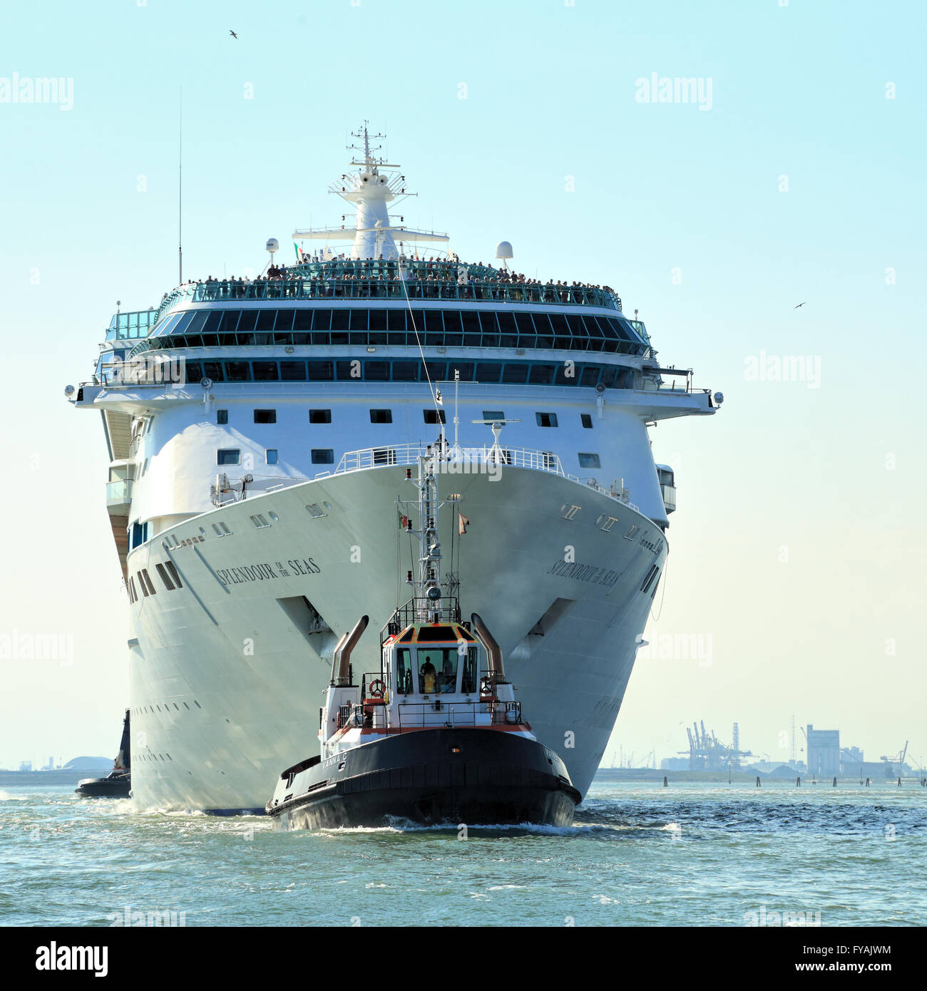 Kreuzfahrtschiff Pracht der Meere, IMO 9070632, mit Tug Boat Vanna C Stockfoto