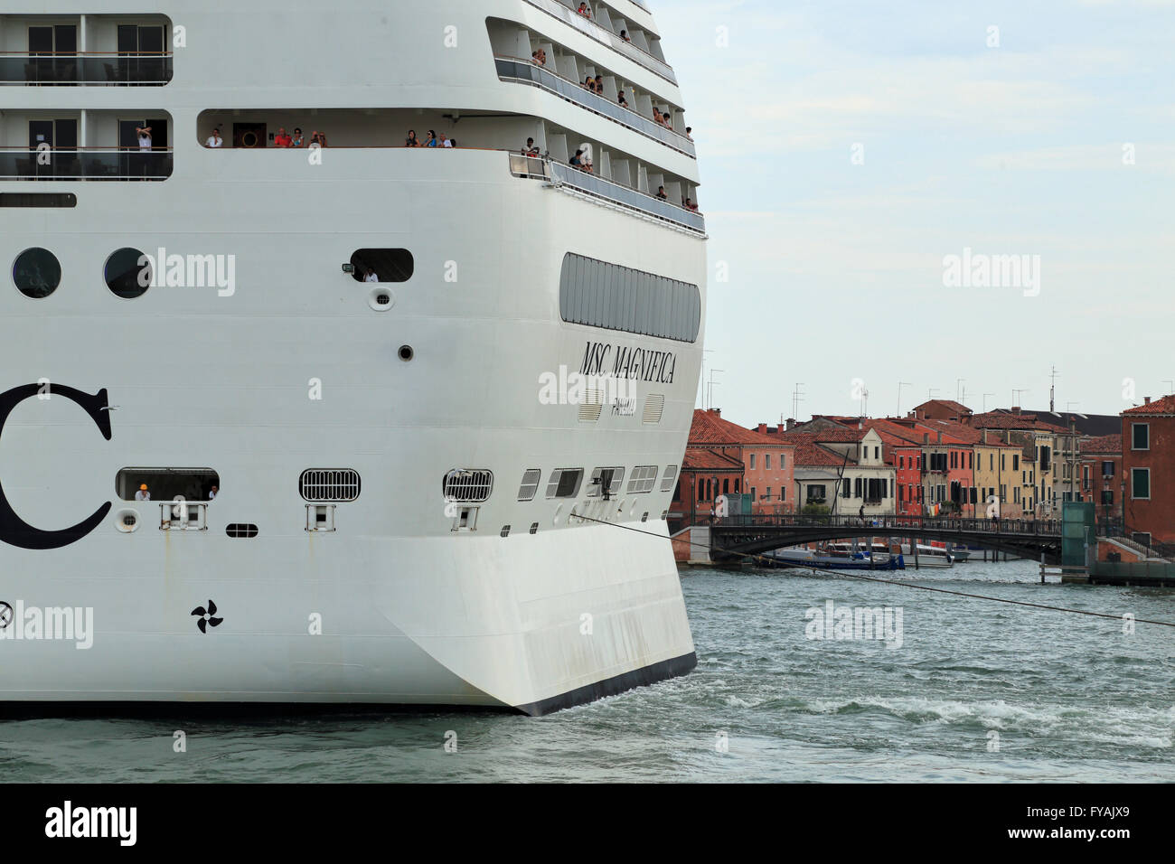 Großes Kreuzfahrtschiff MSC Magnifica, IMO 9387085, gegenüber der Insel Giudecca. Stockfoto