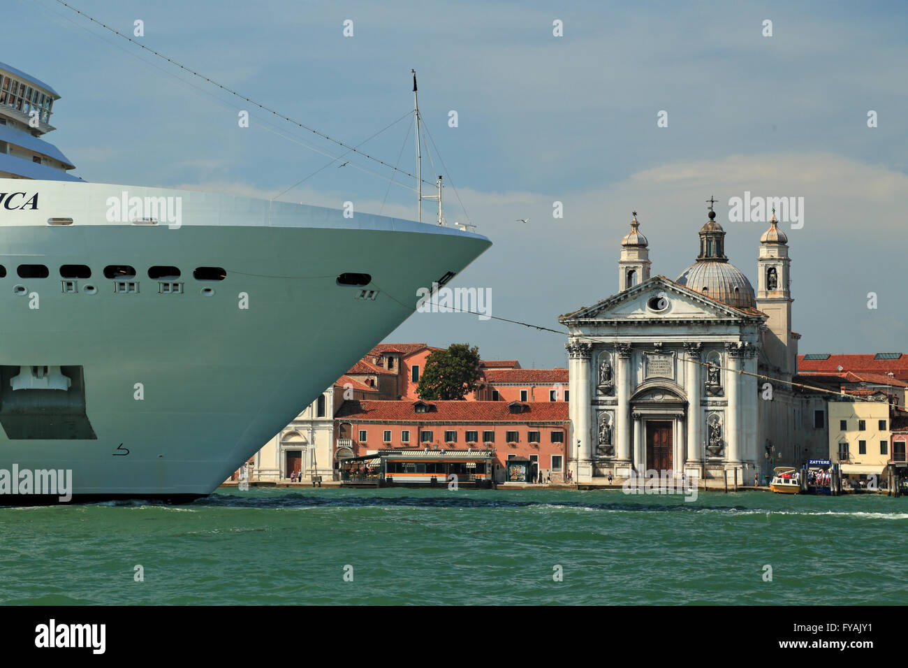 Großes Kreuzfahrtschiff MSC Magnifica, IMO 9387085, in Venedig Stockfoto