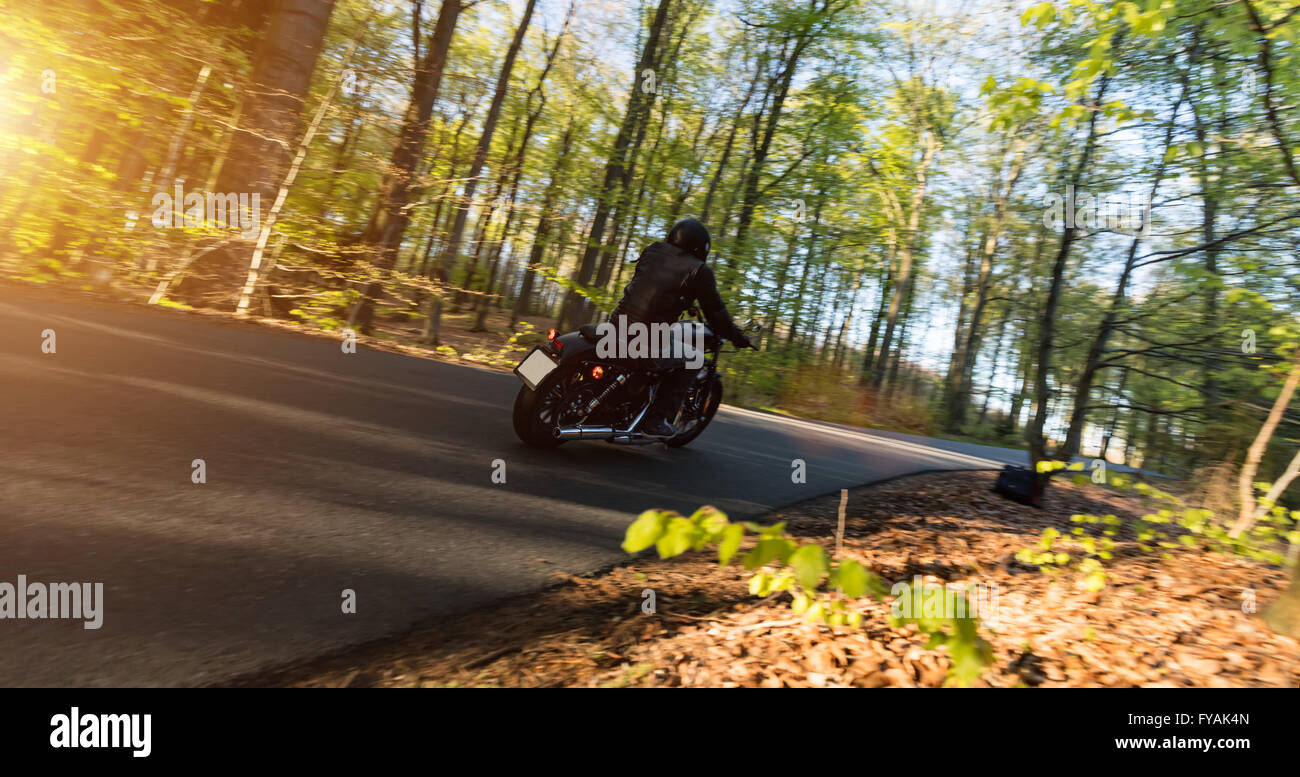 Junge Mann treibende Chopper, Motion blur Stockfoto