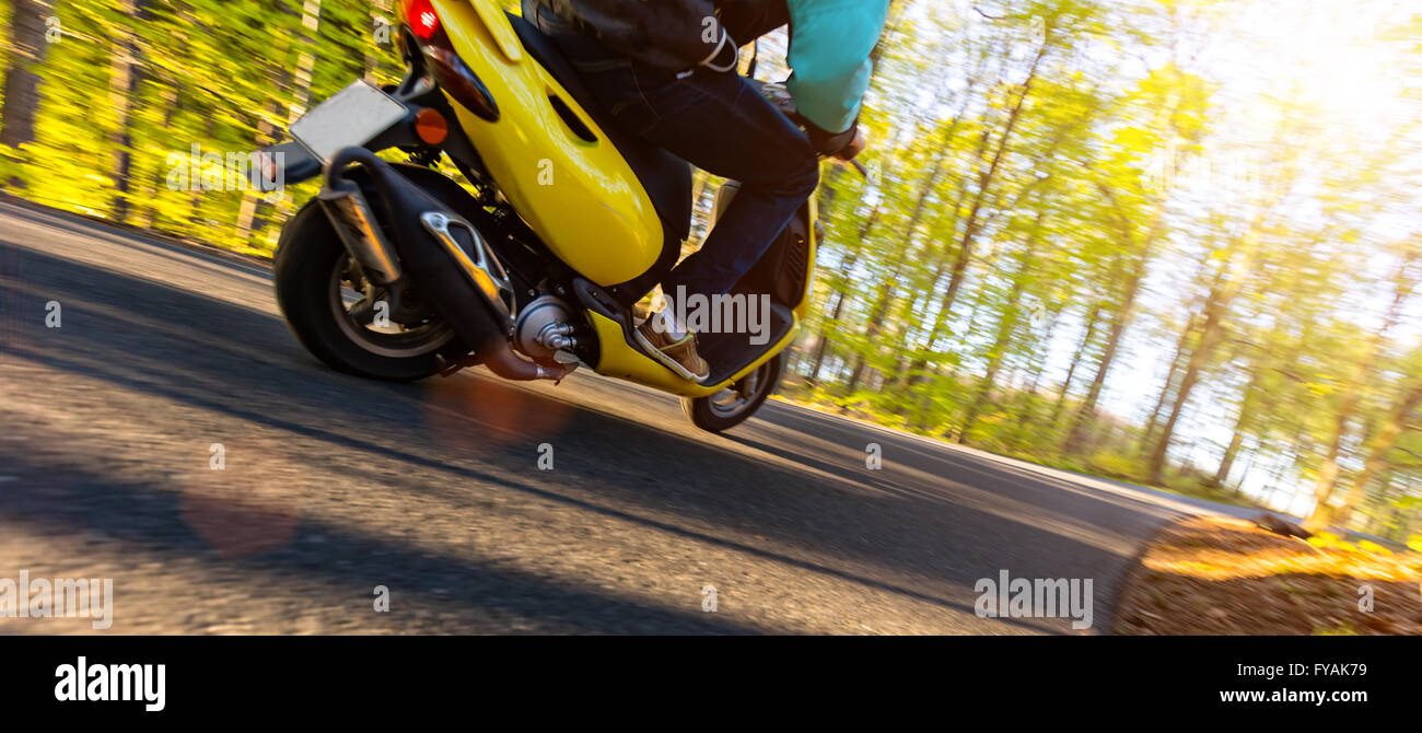 Junge Mann fahren Roller, Motion blur Stockfoto