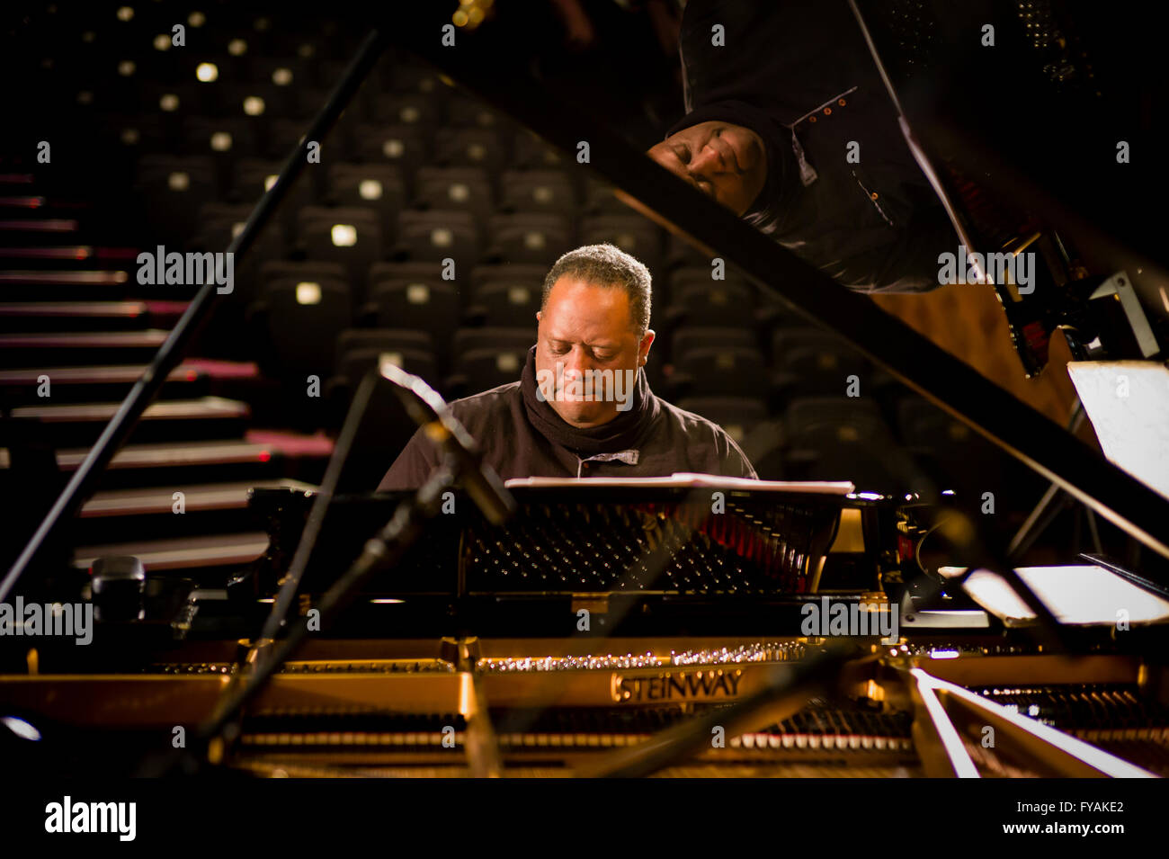 Die englische jazz-Pianist Julian Joseph während Ton in der Turner Sims Concert Hall, Southampton, England überprüft. Stockfoto