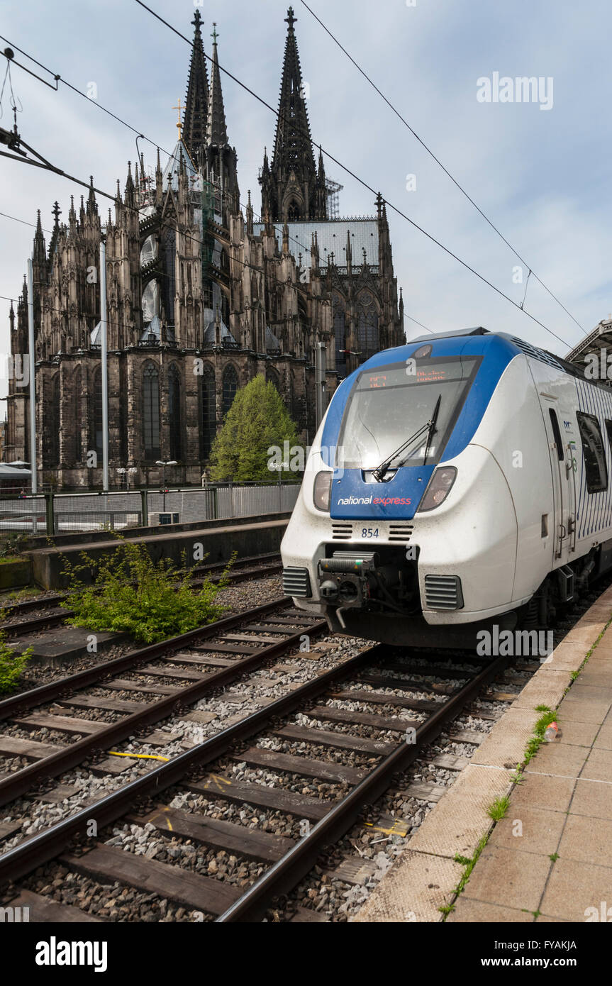 National Expresszug Bahnhof Köln auf dem RE7-Service Rheine, NRW, Deutschland. Stockfoto