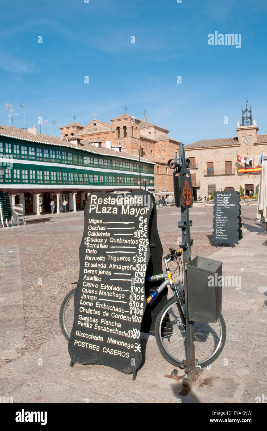 Speisekarte an Bord am Hauptplatz. Almagro, Provinz Ciudad Real, Castilla La Mancha, Spanien. Stockfoto