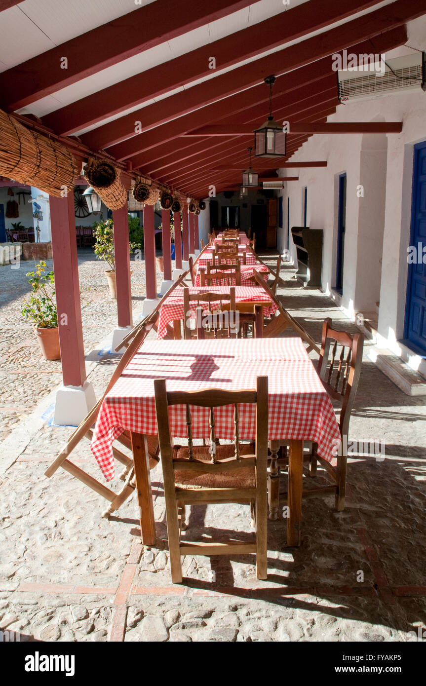 Gedeckte Tische im typischen Innenhof, Venta del Quijote. Puerto Lápice, Provinz Ciudad Real, Castilla La Mancha, Spanien. Stockfoto