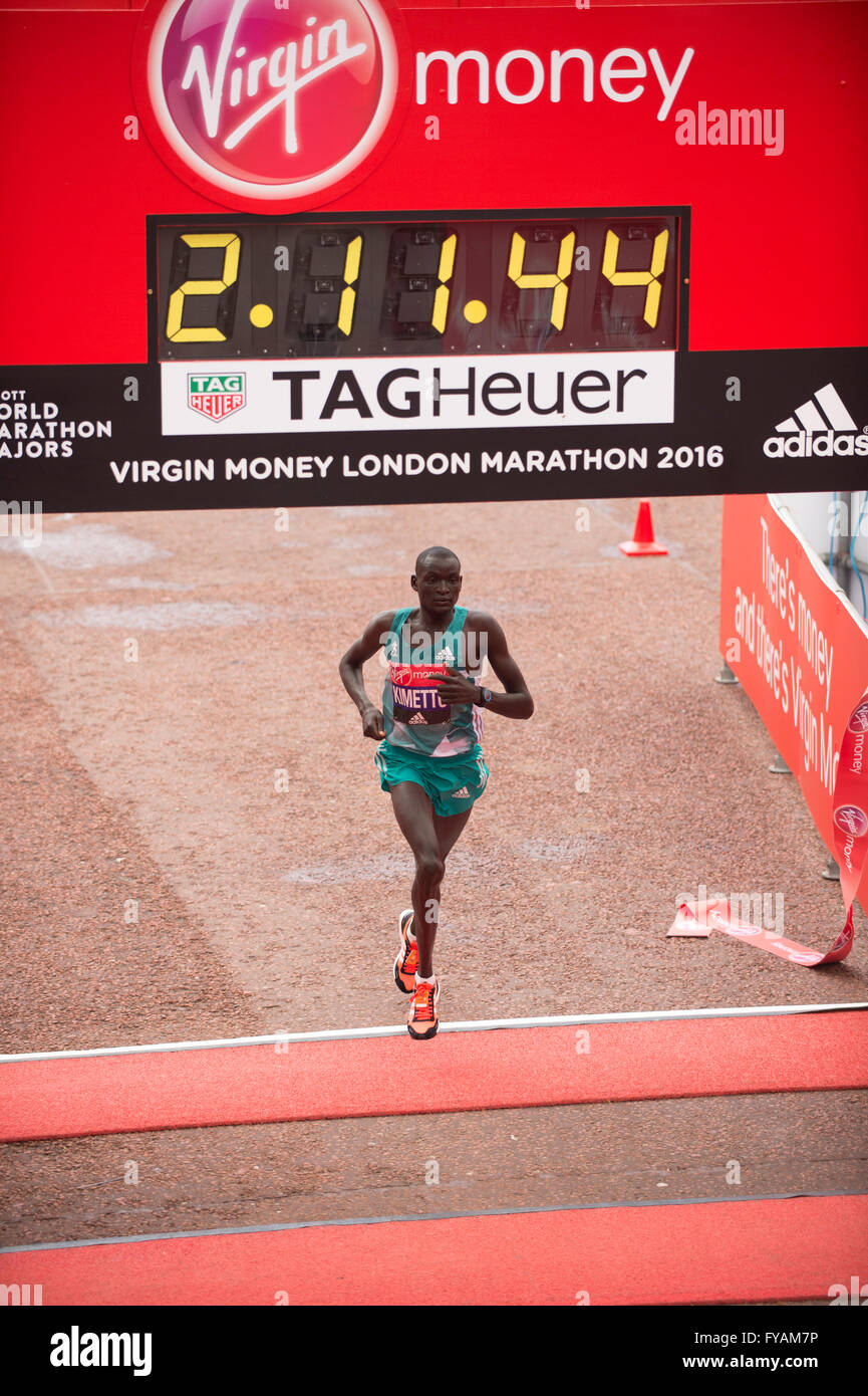 Dennis Kimetto von Kenia überquert die Ziellinie des 2016 Jungfrau Geld London Marathon in The Mall, London, UK Stockfoto