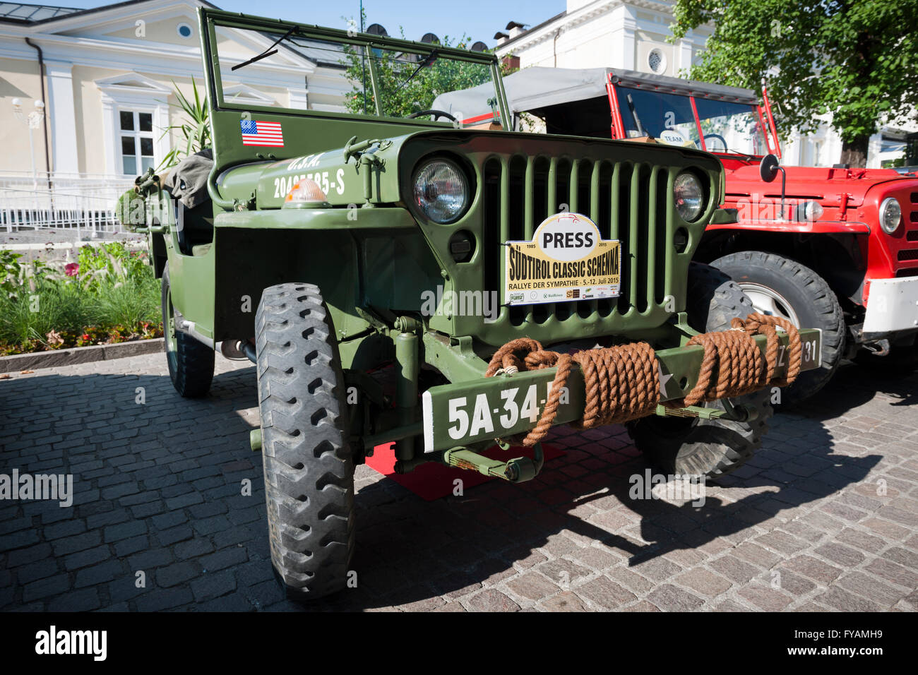 Meran, Italien - 9. Juli 2015: Frontalansicht des Stoßfängers ein Willy MB der lokalen Presse in Südtirol auf der Passerpromenade Stockfoto