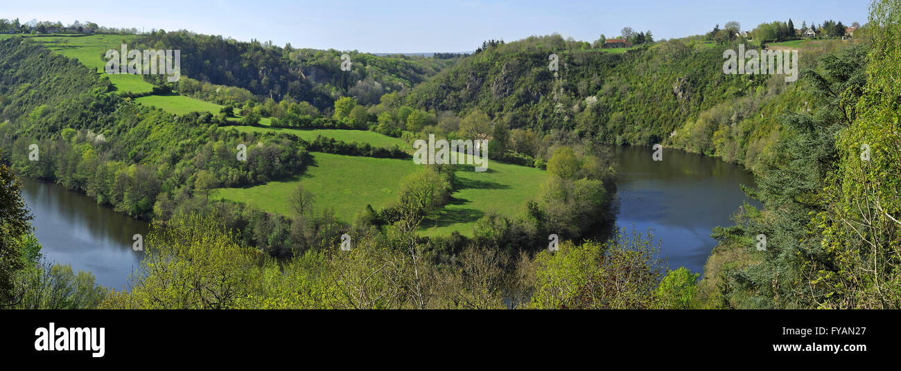 Wälder und Wiesen mit Hecken entlang Mäander des Flusses Creuse, Indre, Frankreich Stockfoto