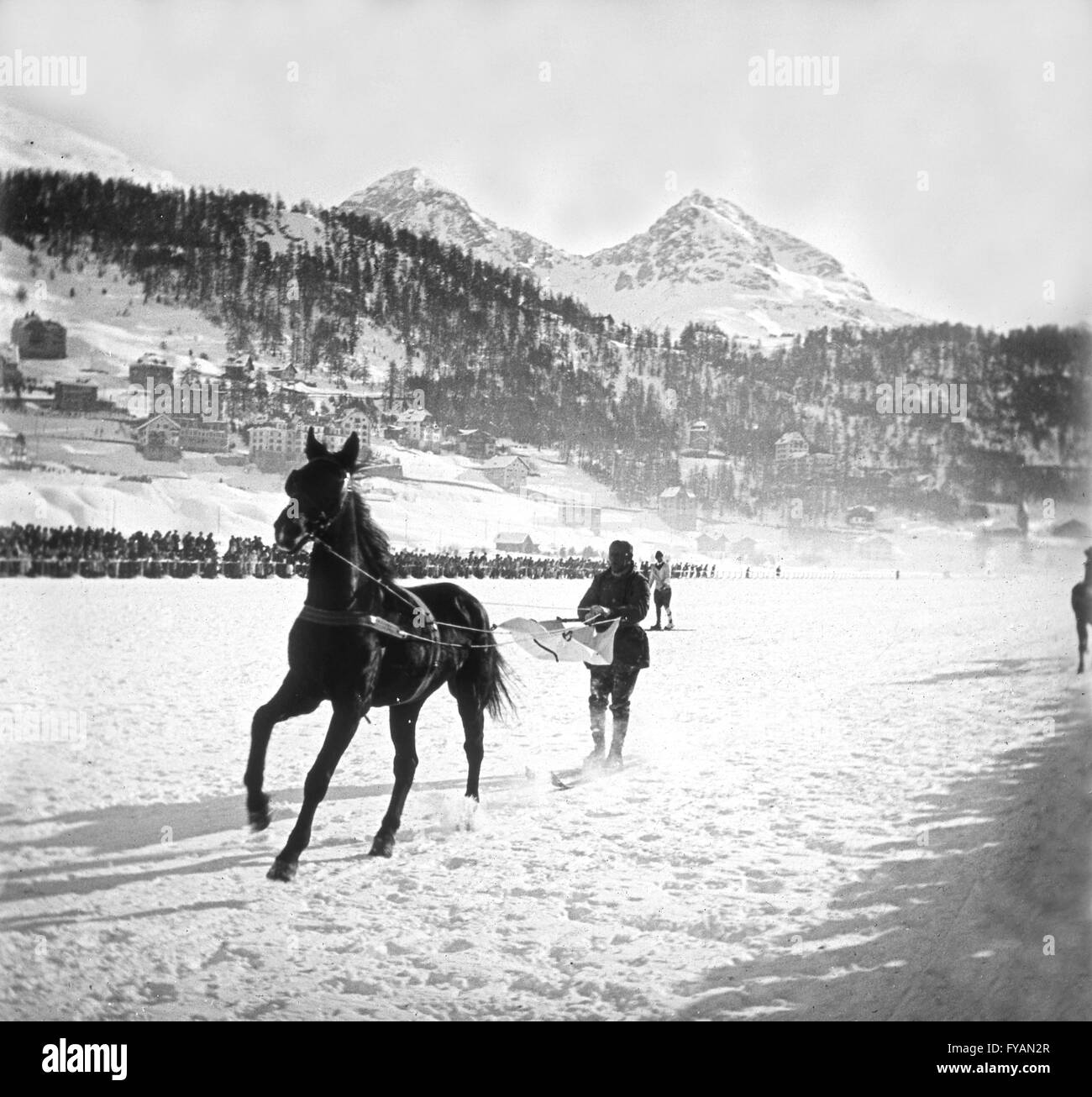 Skikjoering-Pferde-Rennen während der White Turf in St. Moritz im Jahre 1921, Schweiz. Skijoering Rennen Waehrend weiß Stockfoto